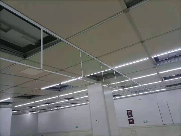 夹丝玻璃挡烟垂壁走进昆山市城北中学新建艺体馆