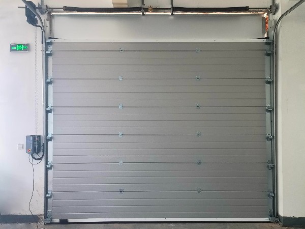 昆山新恒邦门业为郑州光力科技提供工业提升门